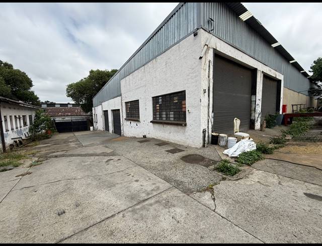 1,100M² WAREHOUSE TO LET IN INDUSTRIA WEST